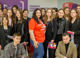 Бизнес-тренер ЮФУ в игровой форме поделилась со студентами филиала РЭУ в Севастополе, как продвигать стартапы