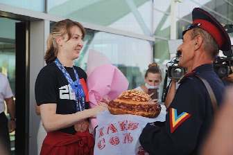 >Выпускница ЮФУ Лариса Коробейникова вернулась из Токио