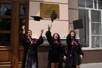 >Вручение дипломов выпускникам биолого-почтвенного факультета