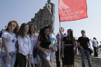 >Студенты ТТИ ЮФУ на митинге у мемориала "Самбекские высоты"