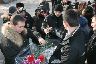 >Возложение цветов к Памятнику воинам-интернационалистам у стеллы парка Плевен