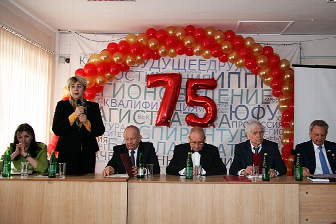 >Коллеги поздравили профессора ЮФУ Виктора Овчинникова с 75-летием!