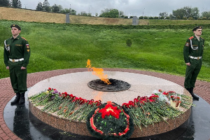 Foreign students and staff of SFedU took part in laying flowers at the eternal flame