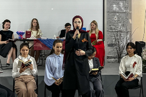 «Кто не принадлежит Отечеству — тот не принадлежит человечеству»: ЮФУ объединил школьников, студентов и преподавателей на межвузовском поэтическом вечере